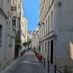 Vintage Pied-A-Terre - Eiffel Tower View